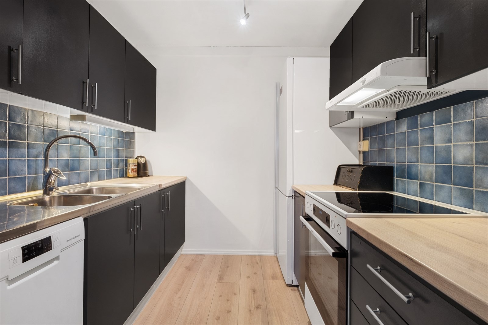 Kjøkkenet har godt med skap- og benkeplass Galleribilde