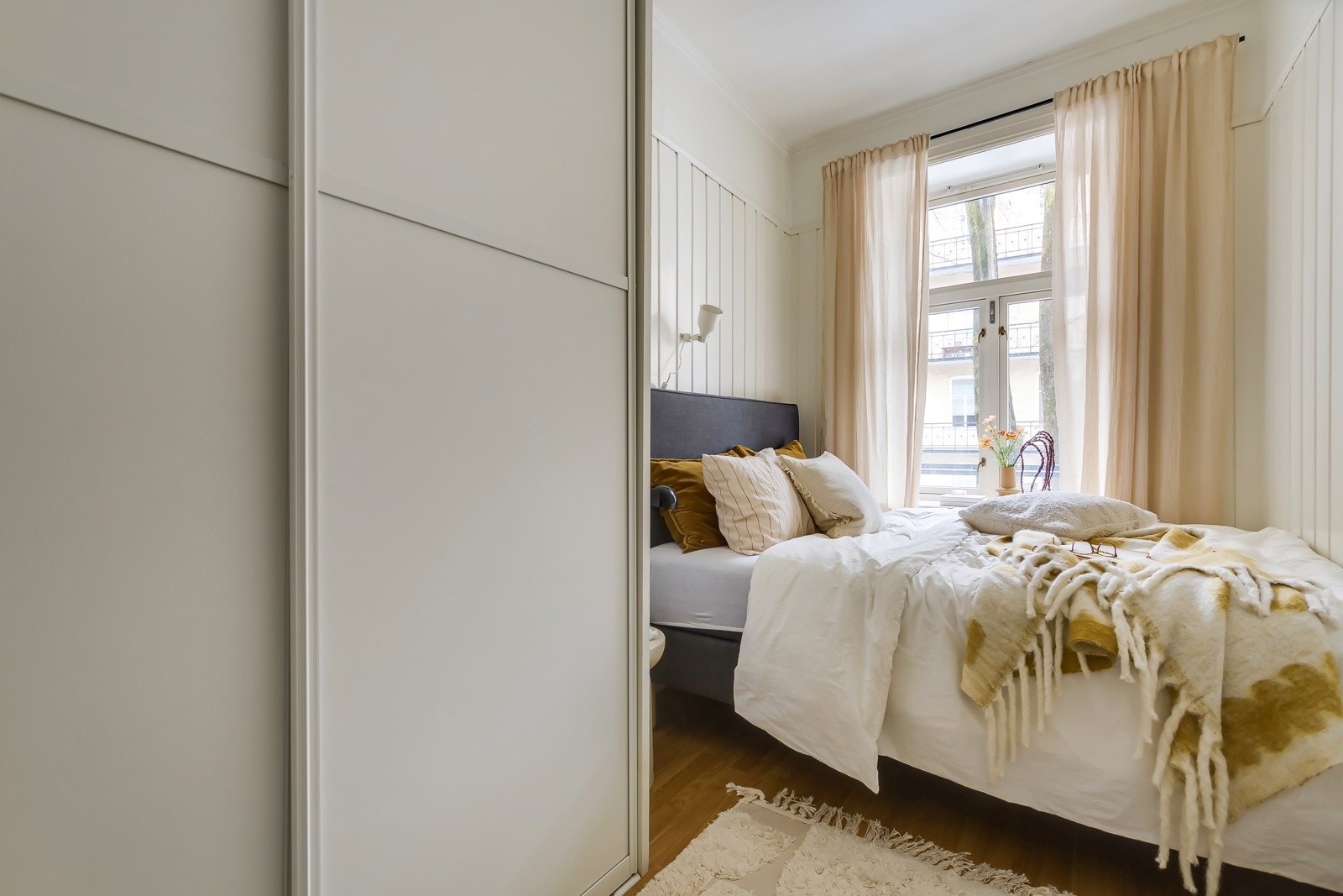 Leiligheten har to gode soverom som vender mot en rolig bakgård. Galleribilde