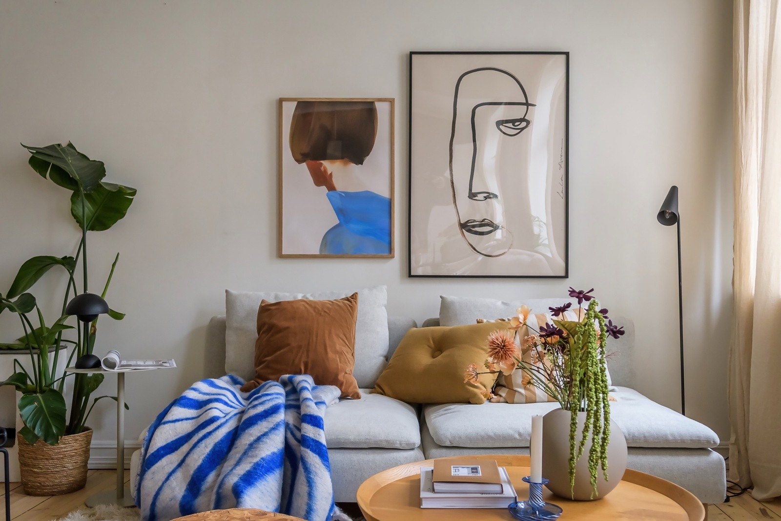 Stuen har gode møbleringsmuligheter med plass til sofagruppe, tv-seksjon, spisebord og annet møblement. Galleribilde