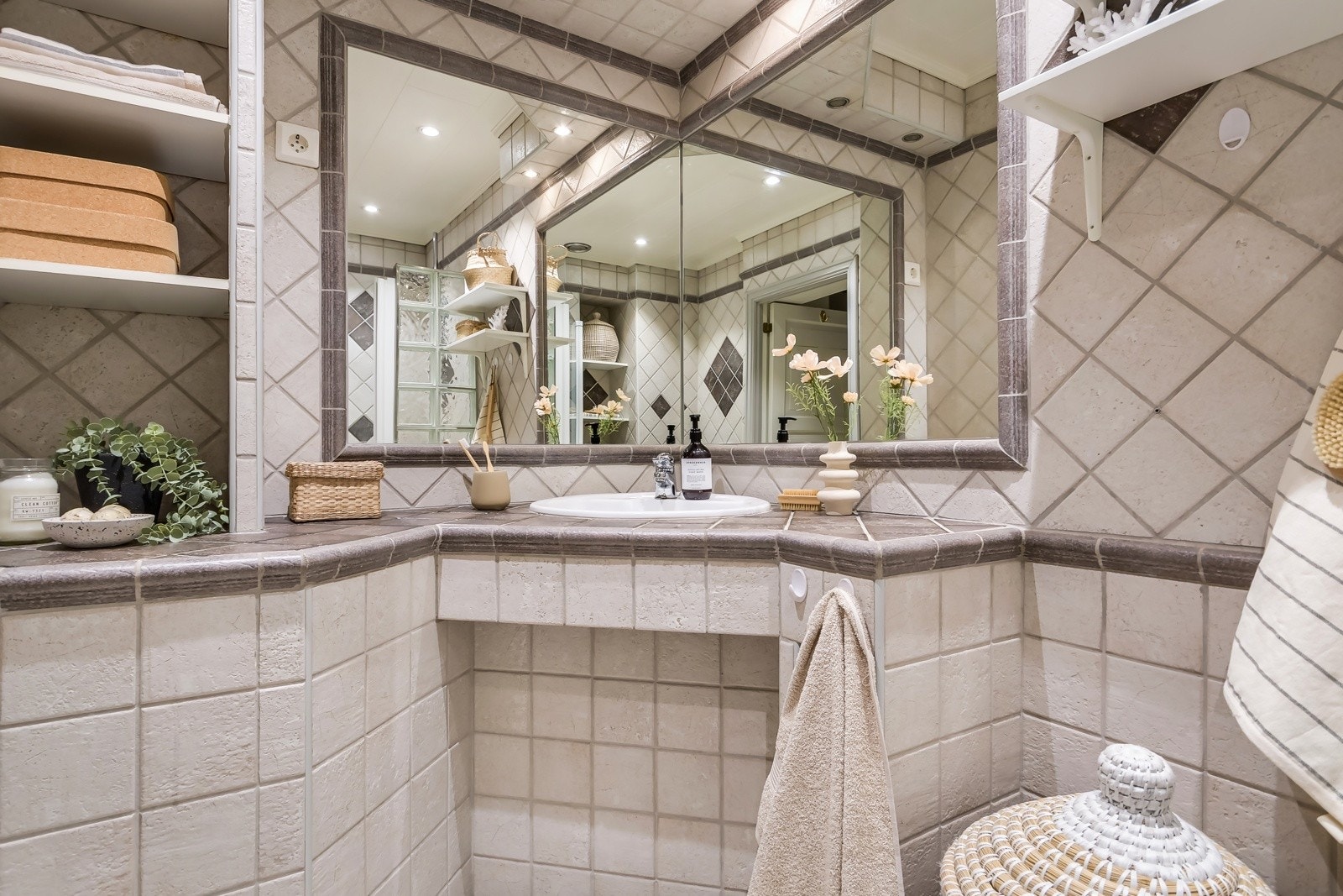 Varmtvannsbereder er praktisk plassert under benken og er fra 2023. Galleribilde