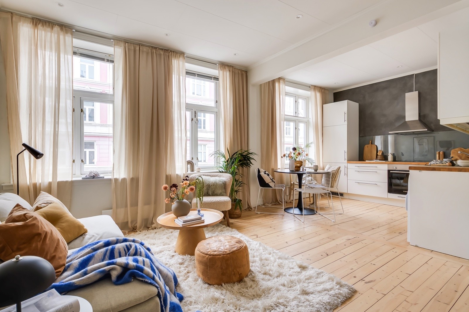 Leiligheten fremstår med lyse overflater og flotte, originale tregulv. Galleribilde