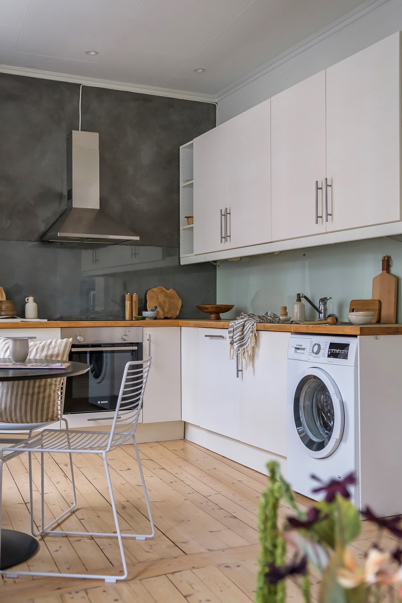 Opplegg for vaskemaskin er plassert på kjøkkenet. Galleribilde