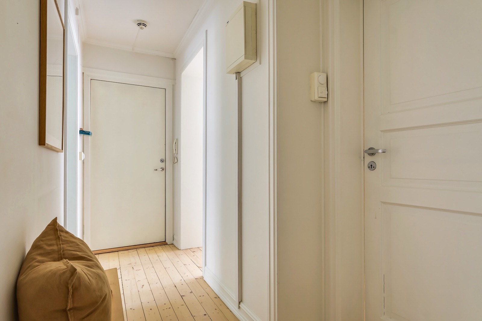 Når du kommer inn i leiligheten blir du møtt av en lys entré som gir et godt førsteinntrykk. Galleribilde