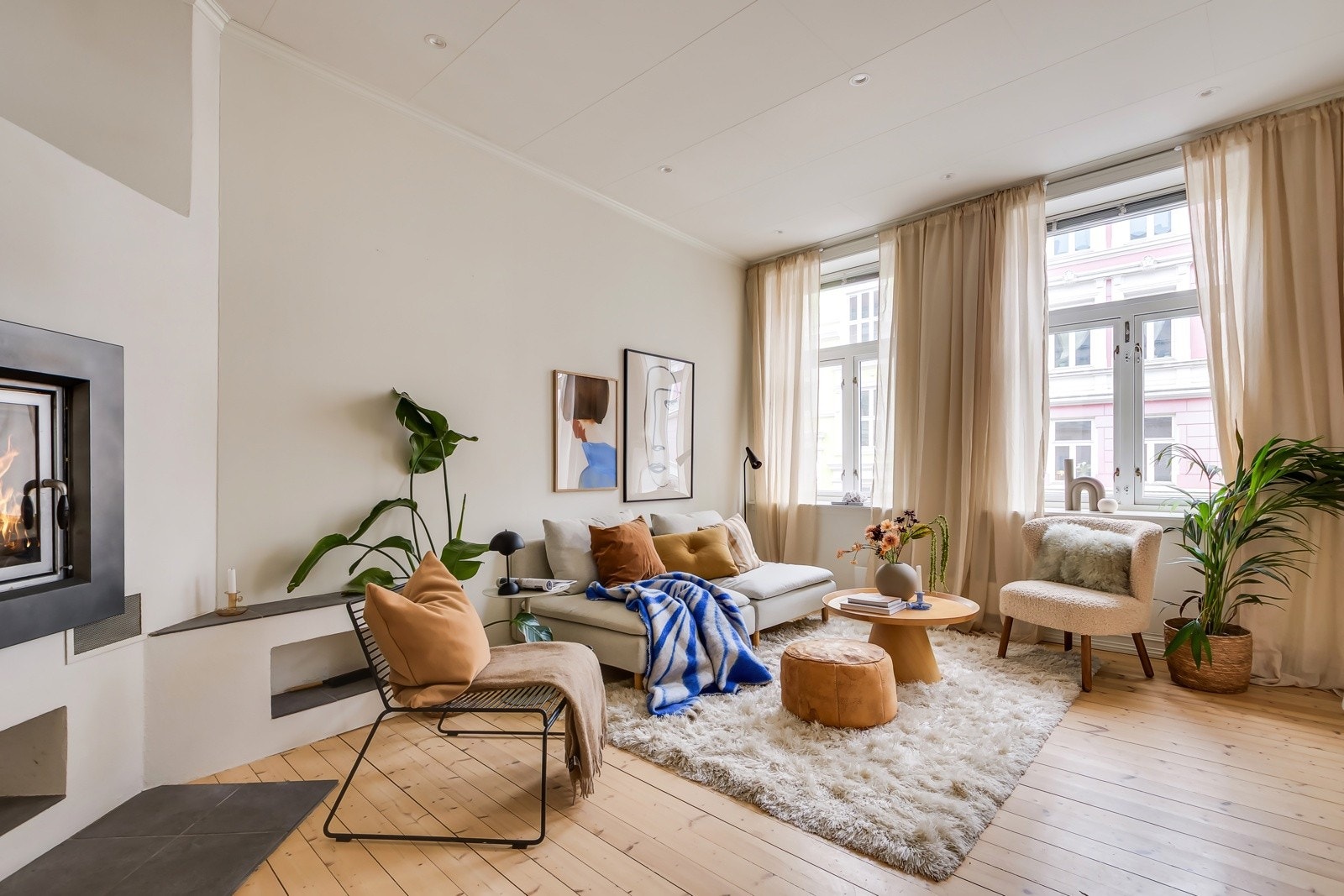 Her kommer du til en lys og sjarmerende 3-roms leilighet i en klassisk bygård med attraktiv beliggenhet i Gamlebyen. Galleribilde