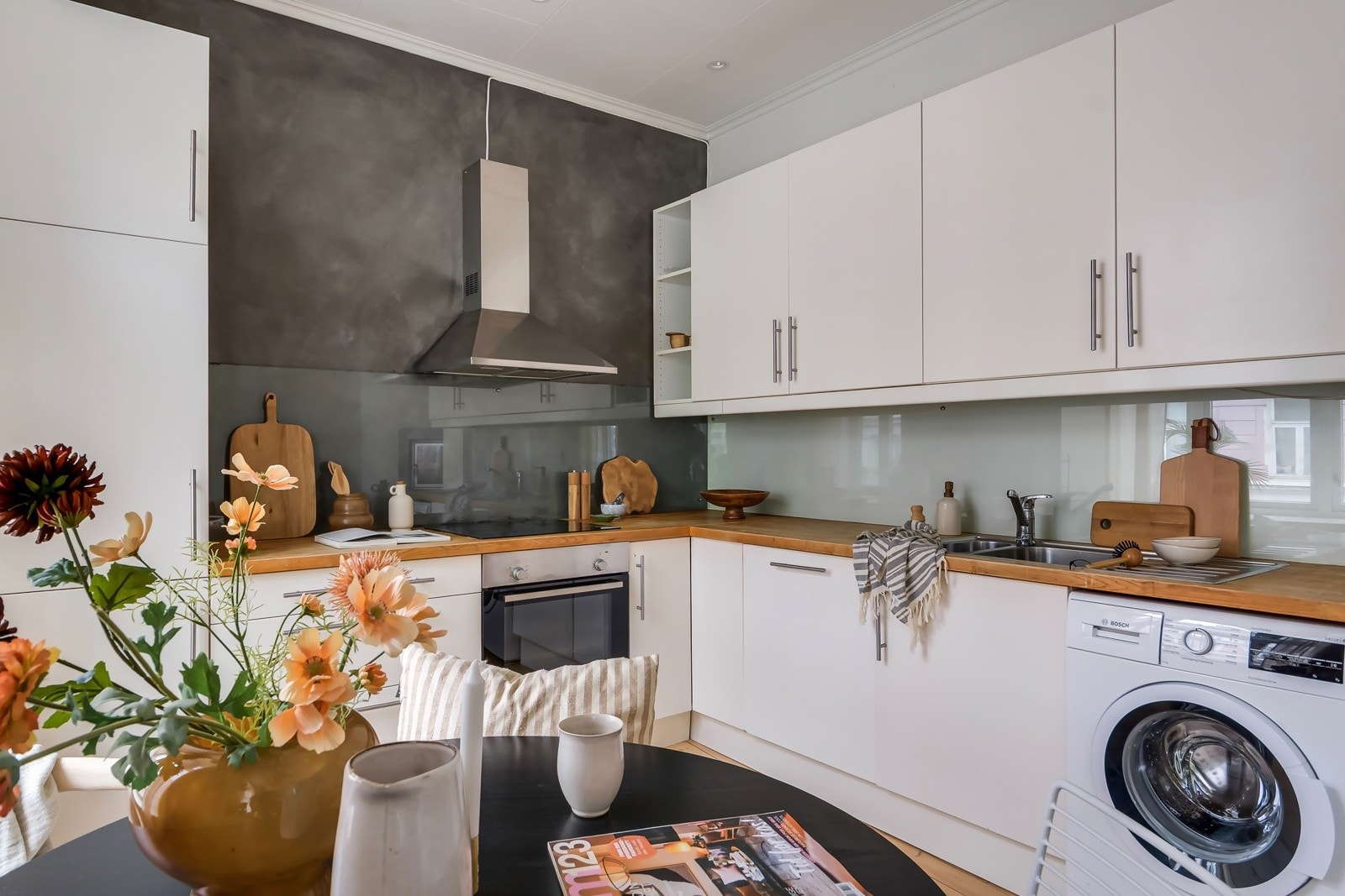 Kjøkkenet er utstyrt med integrerte hvitevarer bestående av stekeovn, platetopp, oppvaskmaskin og kjøl/frys - alle følger med handelen. Galleribilde