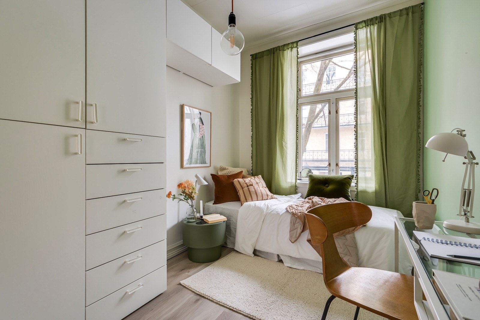 Det andre soverommet er også av fin størrelse og er innredet med et garderobeskap. Galleribilde