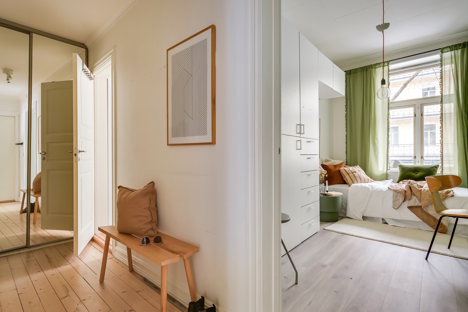 Entréen har skyvedørsgarderobe med god plass til oppbevaring av yttertøy. Galleribilde