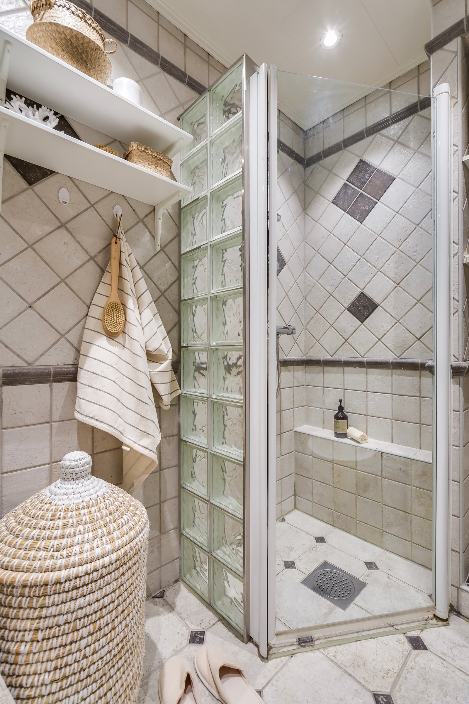 Badet er flislagt og har behagelig gulvvarme samt downlights i himlingen. Galleribilde