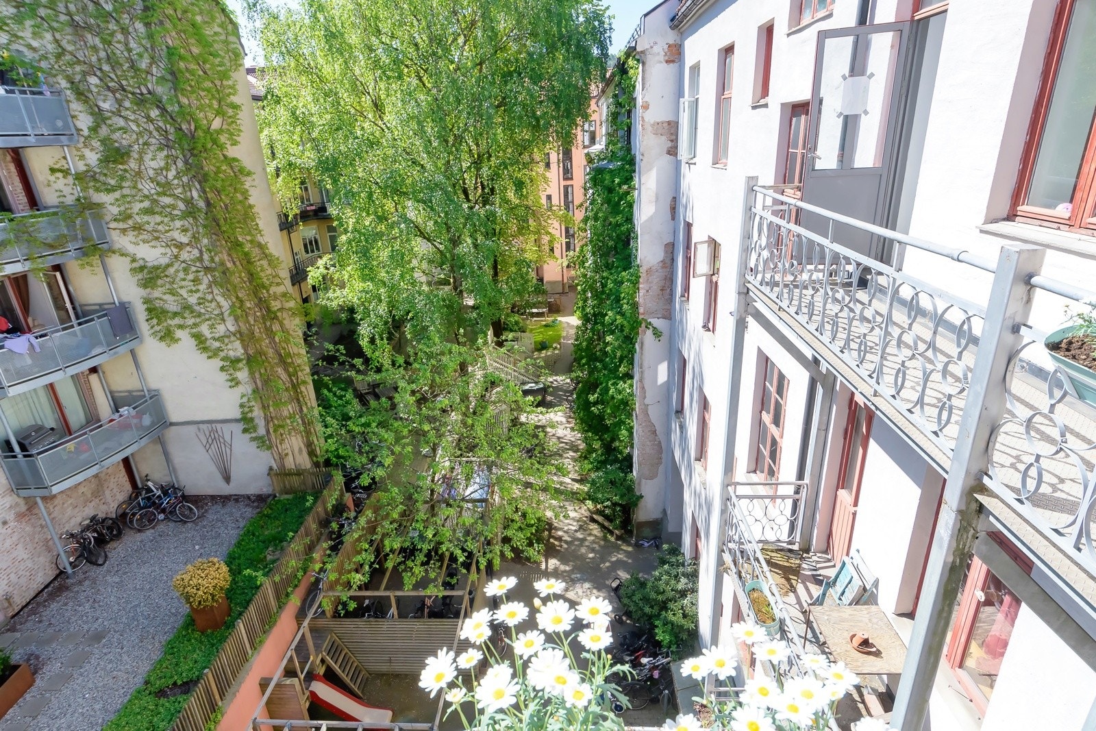 Bakgården - Et fantastisk sted å tilbringe sommeren med gjester og venner. Galleribilde