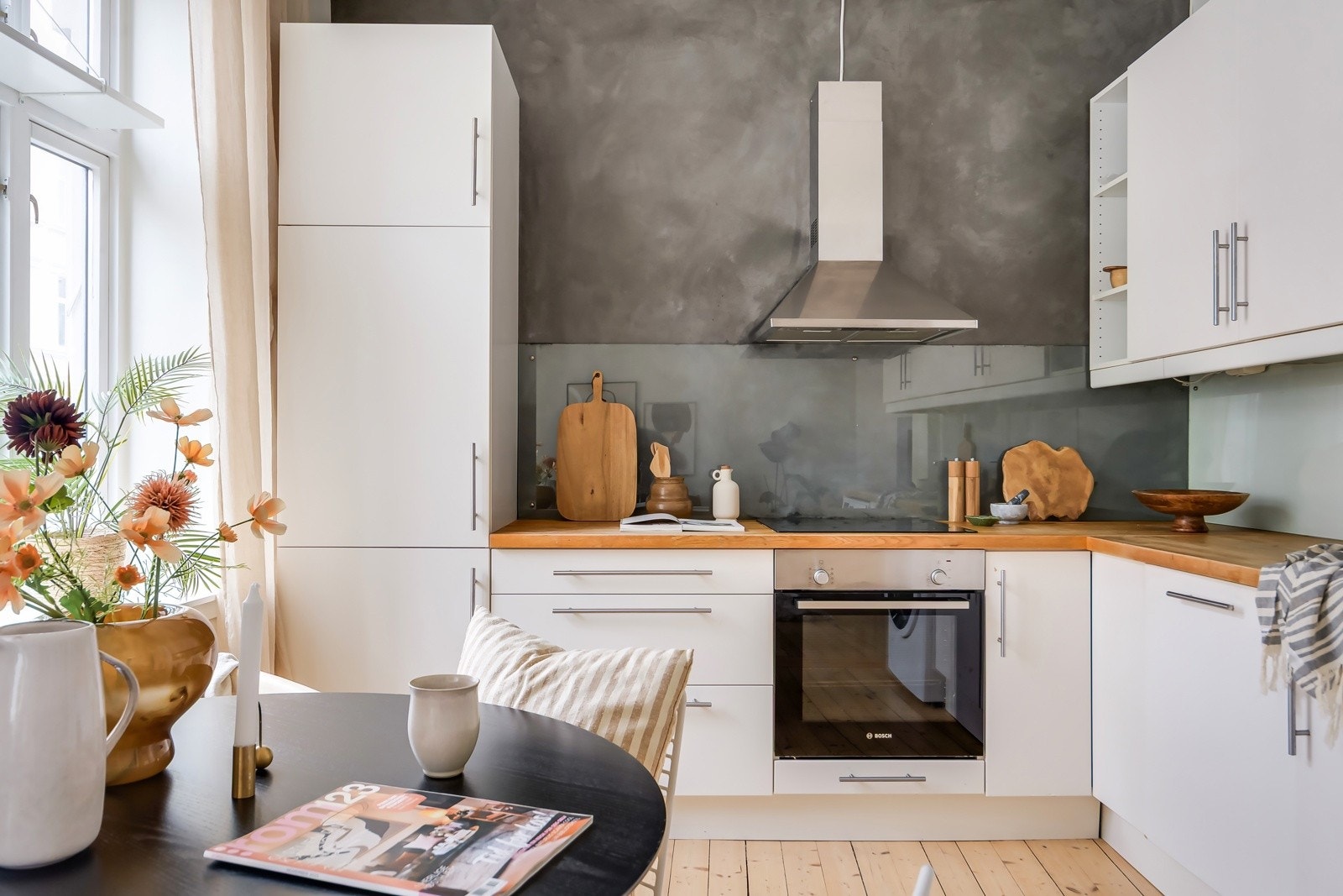 Det stilrene kjøkkenet er fra 2009 med innredning fra IKEA, og byr på rikelig med skap- og benkeplass. Galleribilde