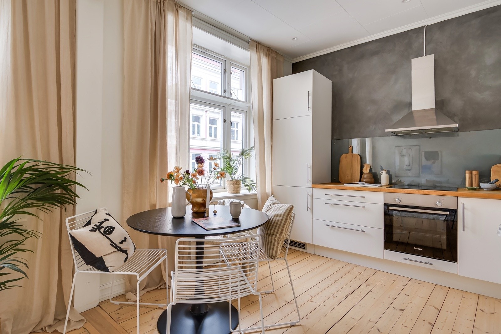 I tilknytning til kjøkkenet er det plass til et hyggelig spisebord. Galleribilde