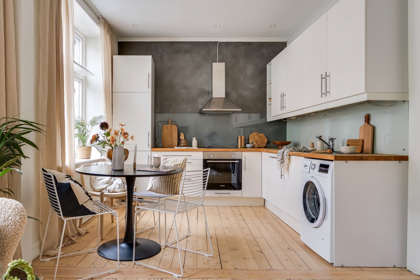 Kjøkkenet har en åpen løsning mot stuen, perfekt for sosiale sammenkomster. Galleribilde