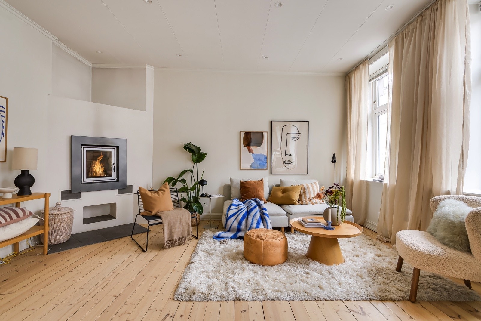 Leiligheten har en gjennomgående planløsning med store vindusflater og god takhøyde, noe som gir rikelig med naturlig lys og en luftig romfølelse. Galleribilde