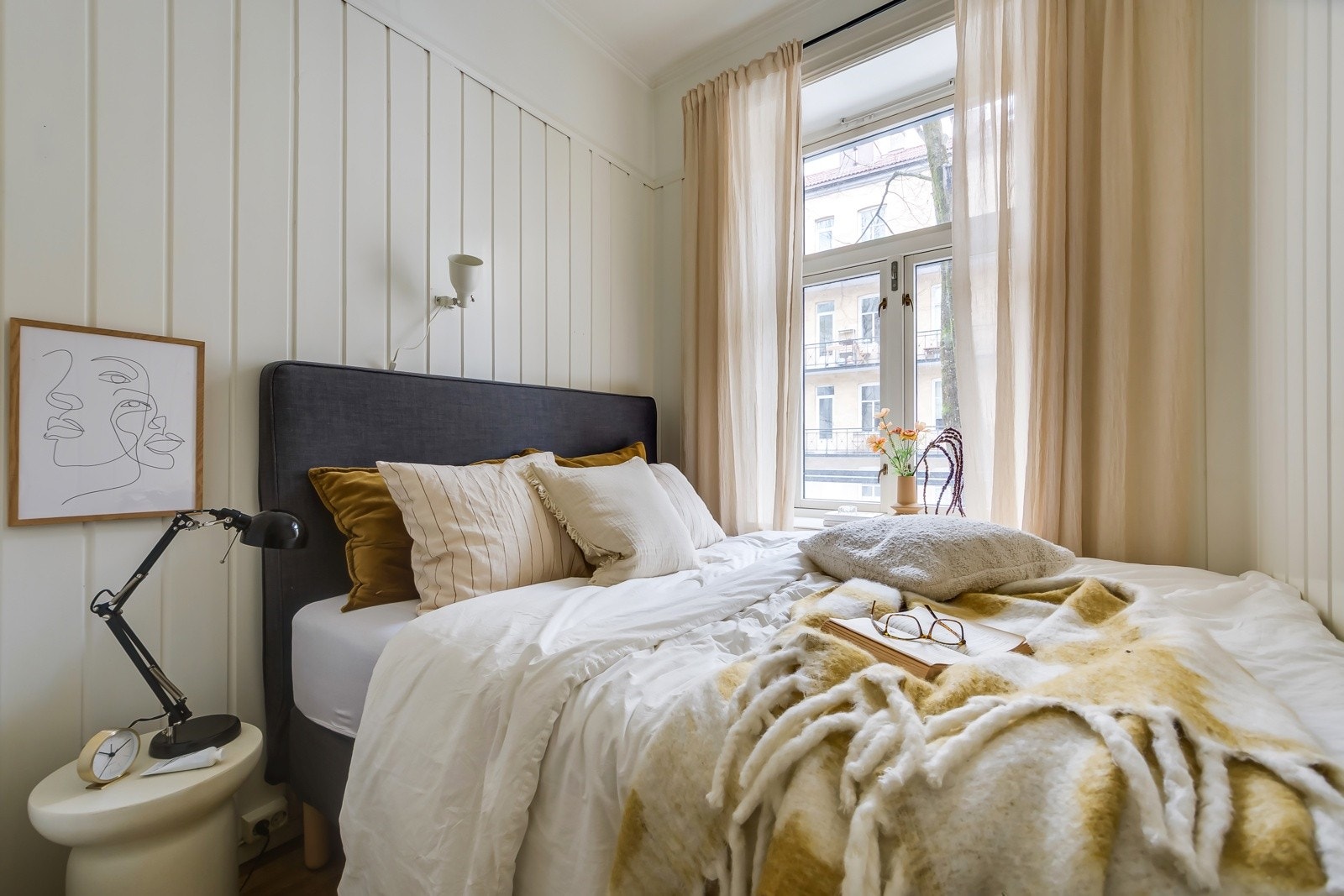 Hovedsoverommet er romslig og har god plass til dobbeltseng med tilhørende nattbord. Galleribilde