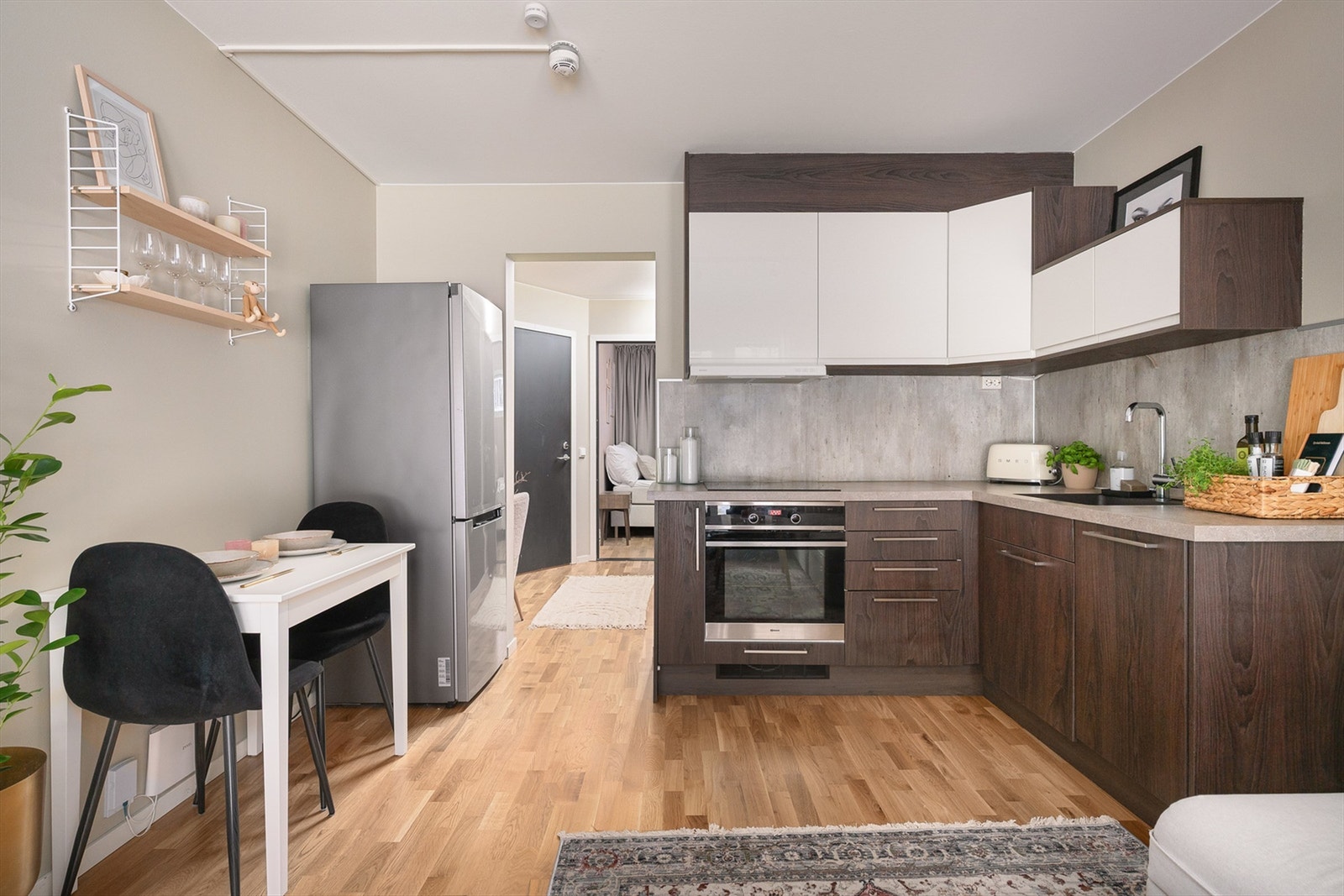 Pen og gjennomgående 2-roms med solfylt markterrasse vendt inn mot skjermet bakhage. Galleribilde