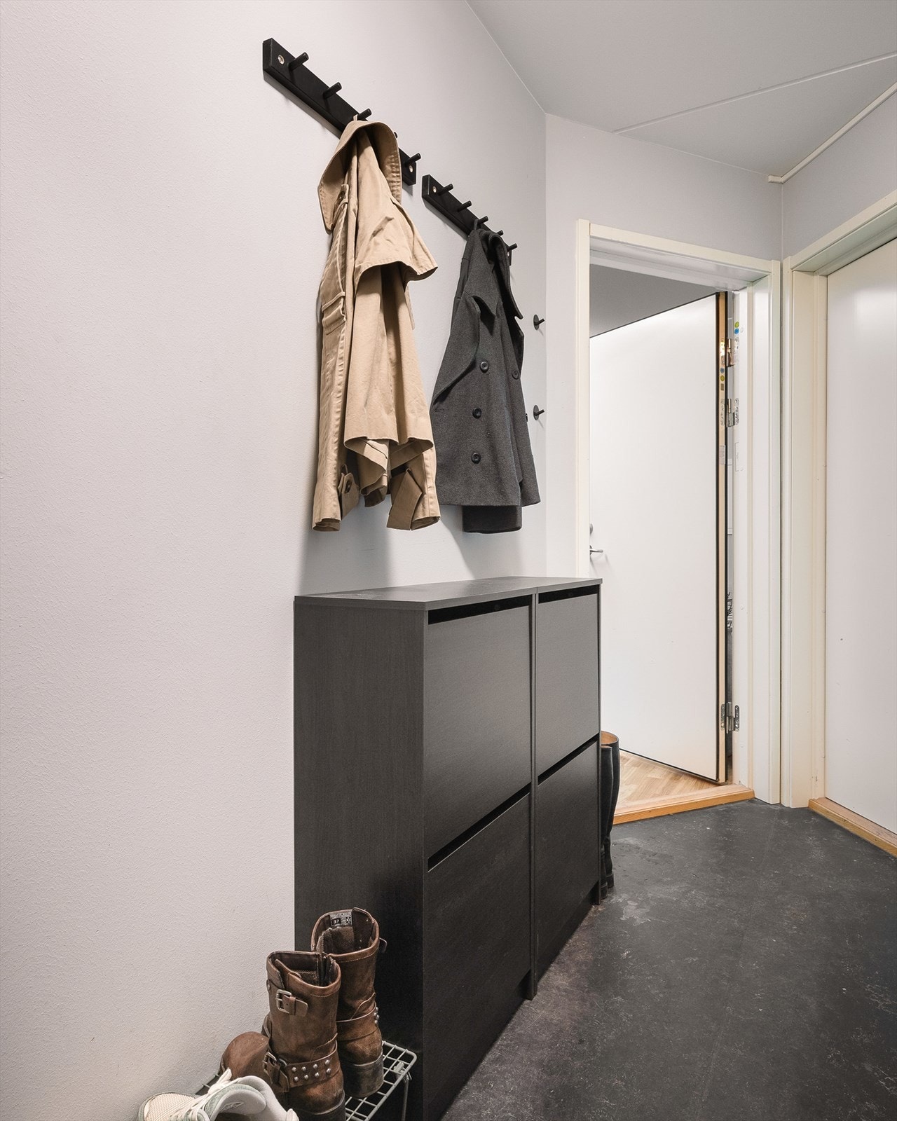Fellesentré, som deles med én nabo, hvor man kan sette fra seg sko/jakker. Galleribilde