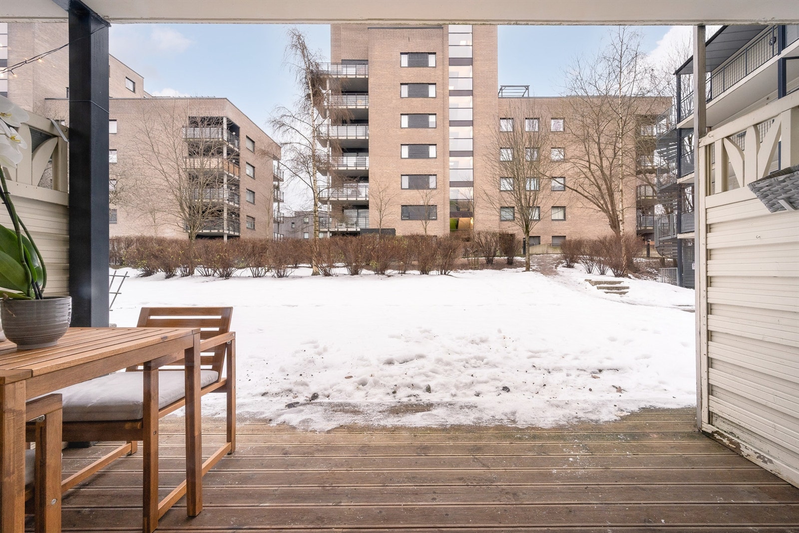 Herlig beliggenhet ut mot rolig bakhage. Gode solforhold, med sol til ca. 19:00. Galleribilde