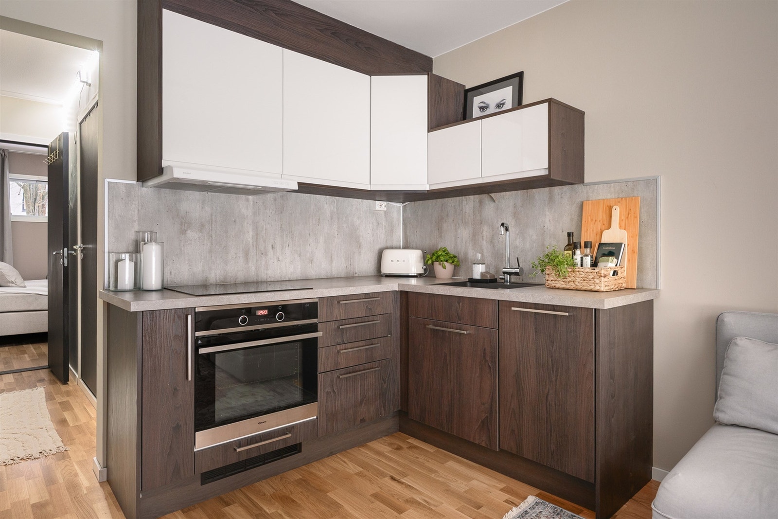 Norema kjøkkeninnredning fra 2019 med finerte og høyglans fronte. Galleribilde