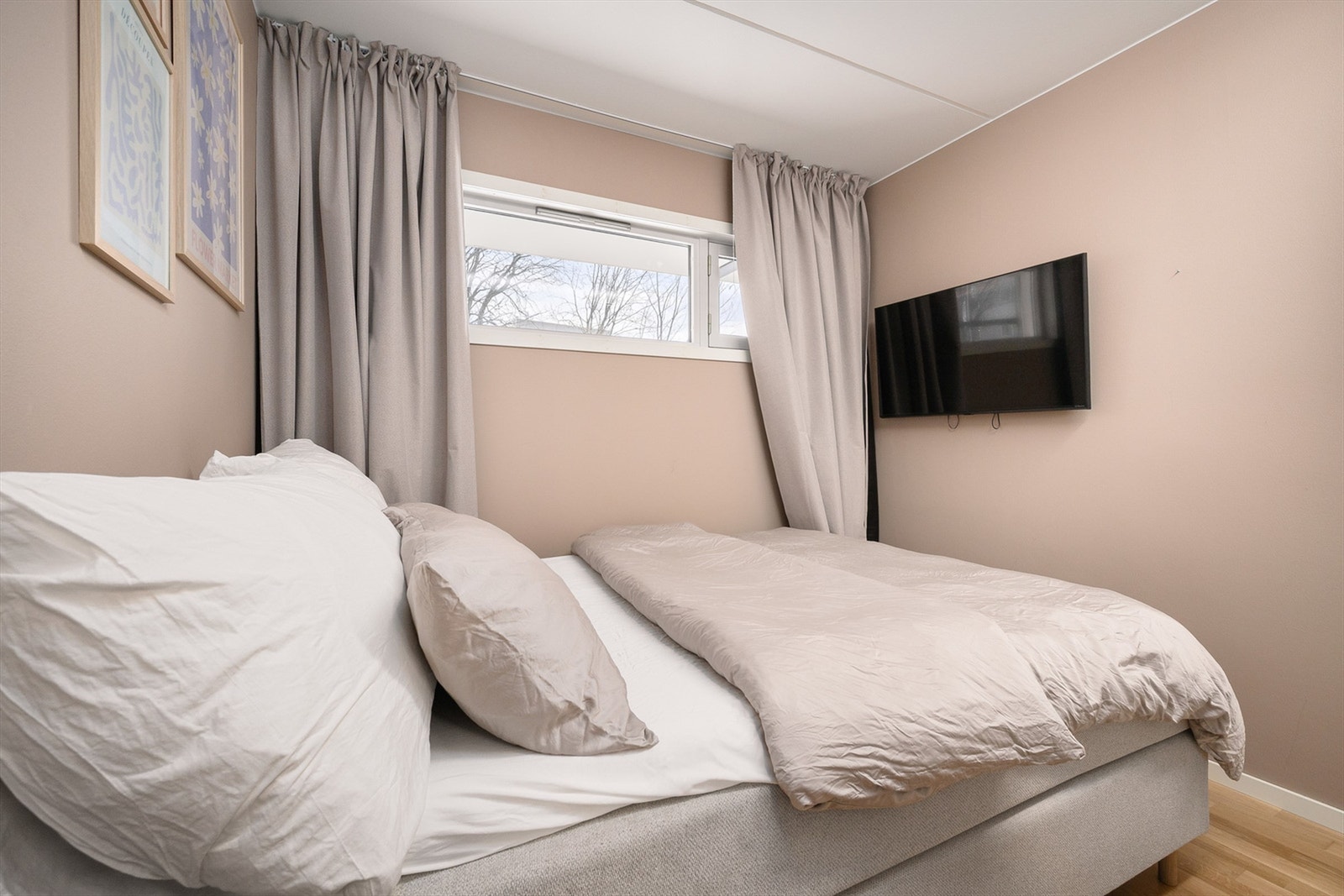 Lyst soverom, vendt mot nord. Plass til dobbeltseng og mulighet for bra med lagringsplass. Galleribilde