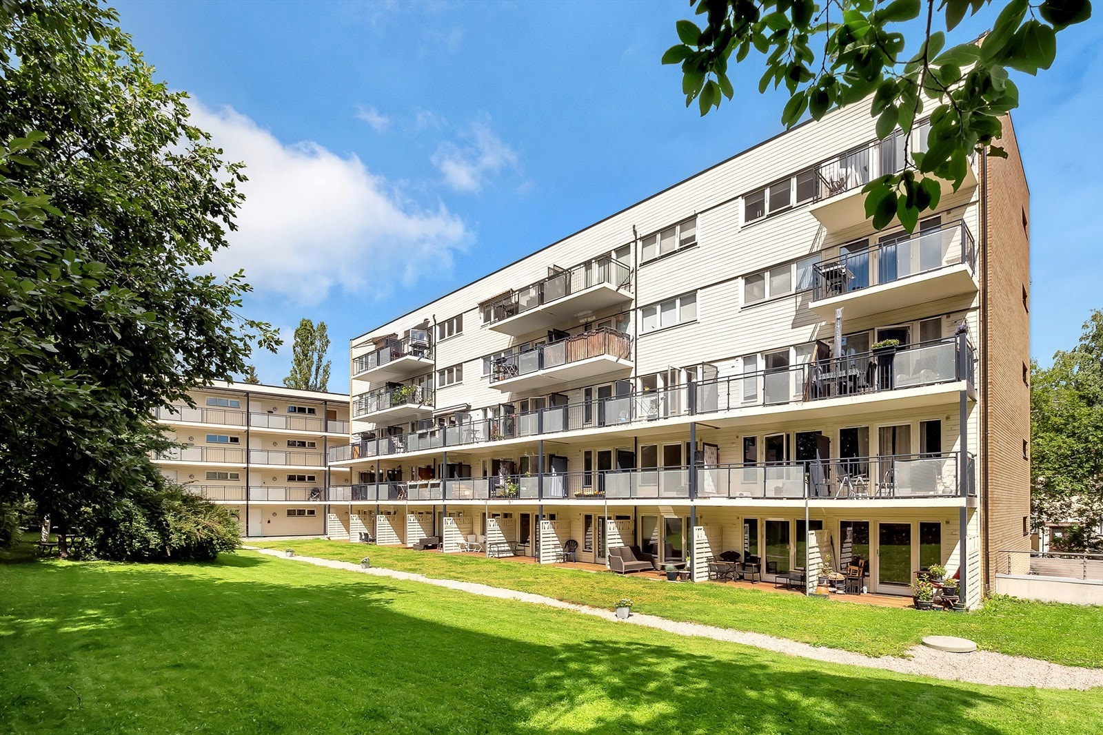 Hyggelig, skjermet bakhage utenfor leiligheten med sol hele dagen. Galleribilde