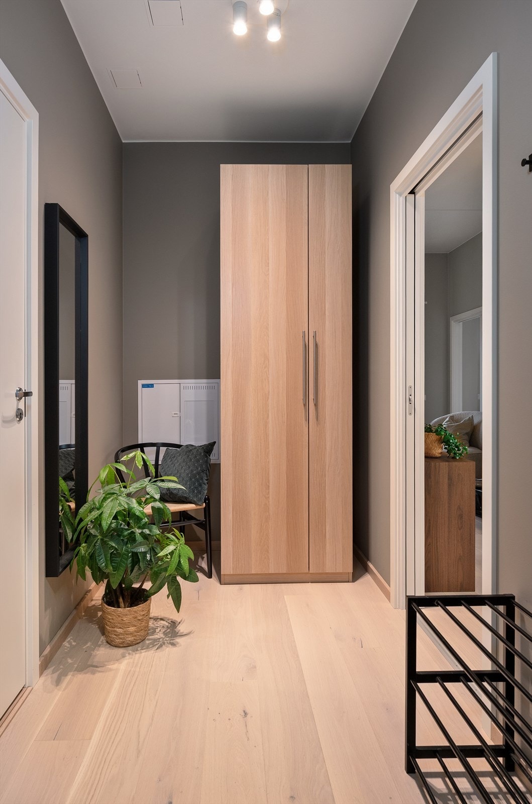 Innbydende entré med plass til garderobeskap. Galleribilde