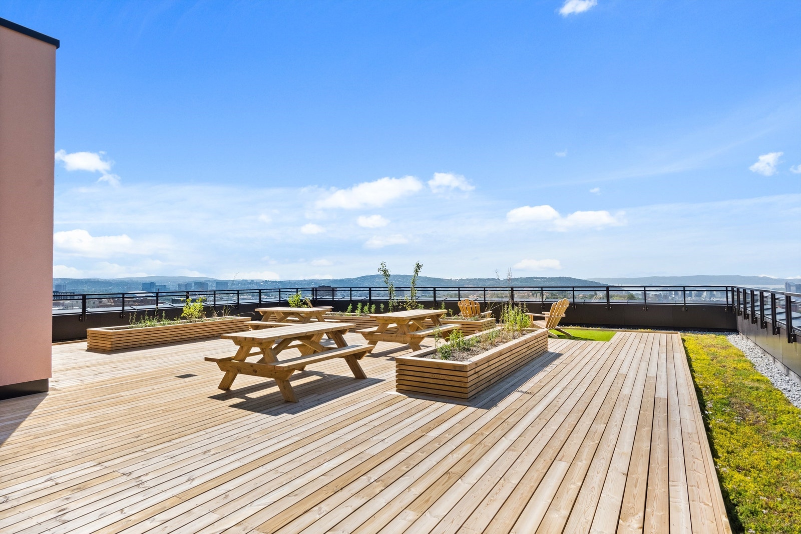 Felles takterrasse med fantastisk utsikt over byen Galleribilde