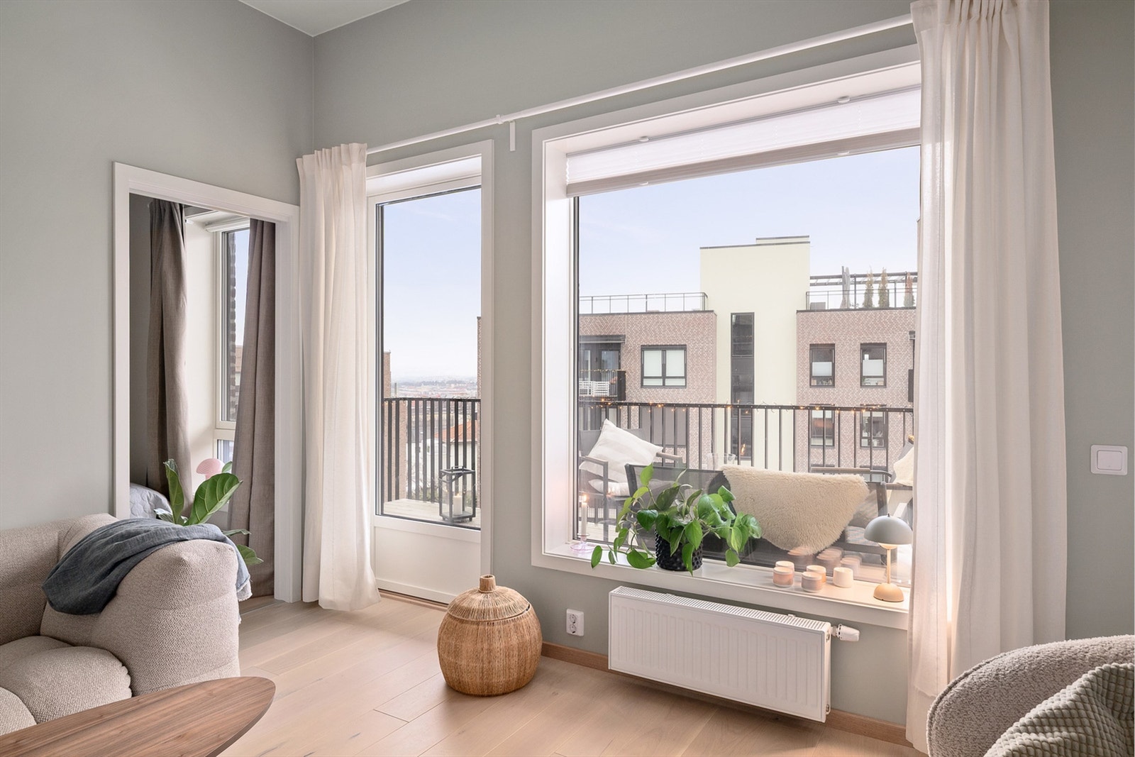 Beliggende i 4.etasje på byggets populære vestside. Galleribilde