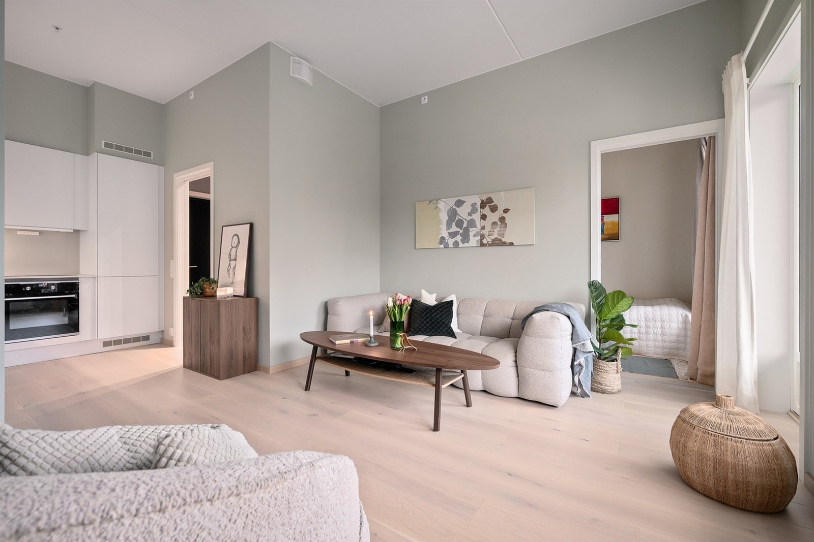 Svært god planløsning med åpen stue/kjøkkenløsning, 2 soverom, bad og entré. Galleribilde