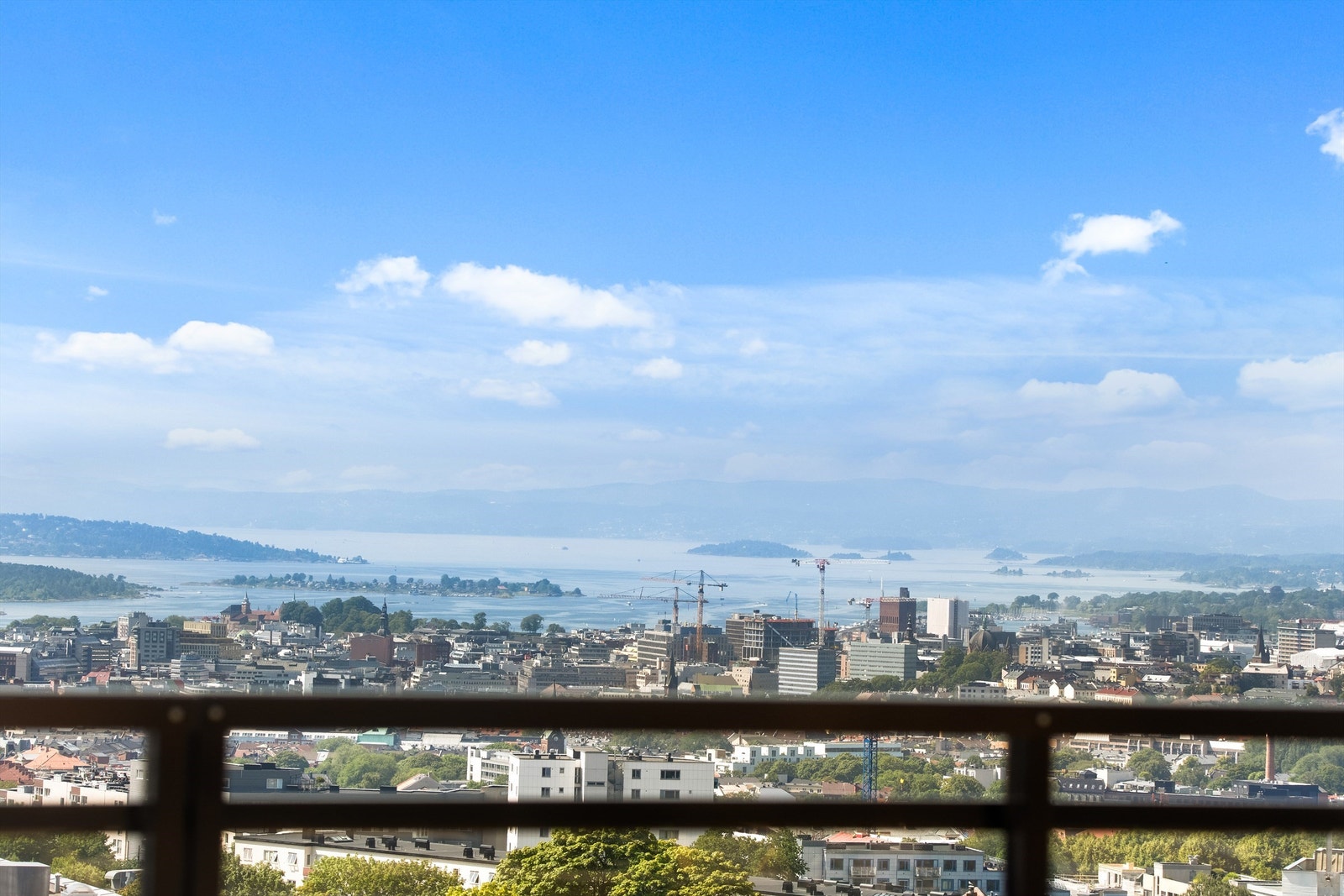 Butikker, skole, barnehage og kollektiv transport finner du i gåavstand til leiligheten. Galleribilde