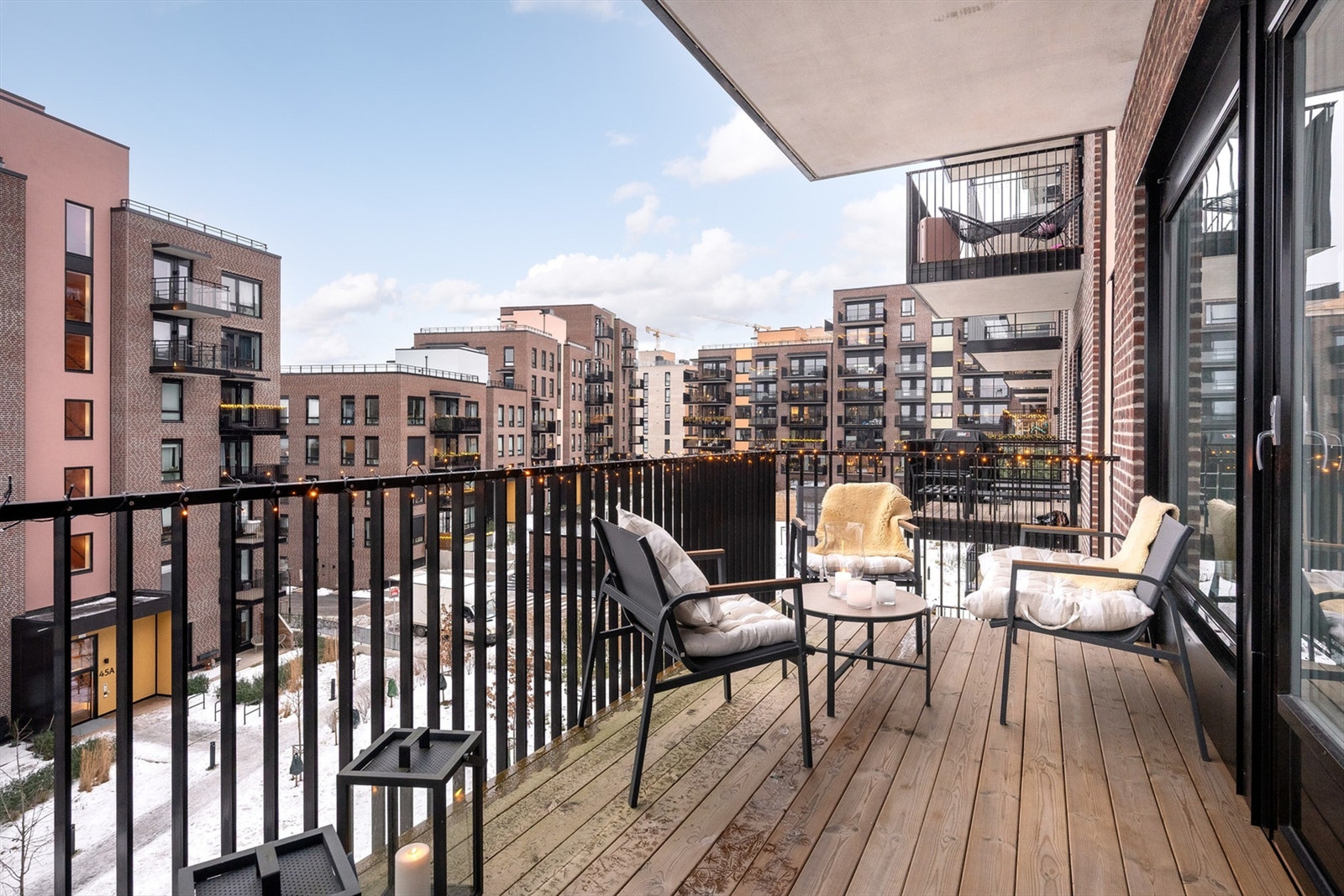 Balkongen er delvis overbygd og ligger mot vest. Galleribilde