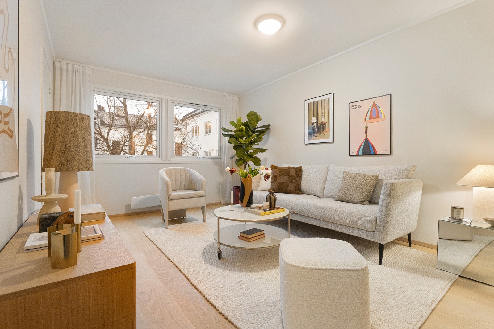 Hyggelig stue med delvis åpen stue kjøkken løsning som skaper et sosialt oppholdsrom. Galleribilde