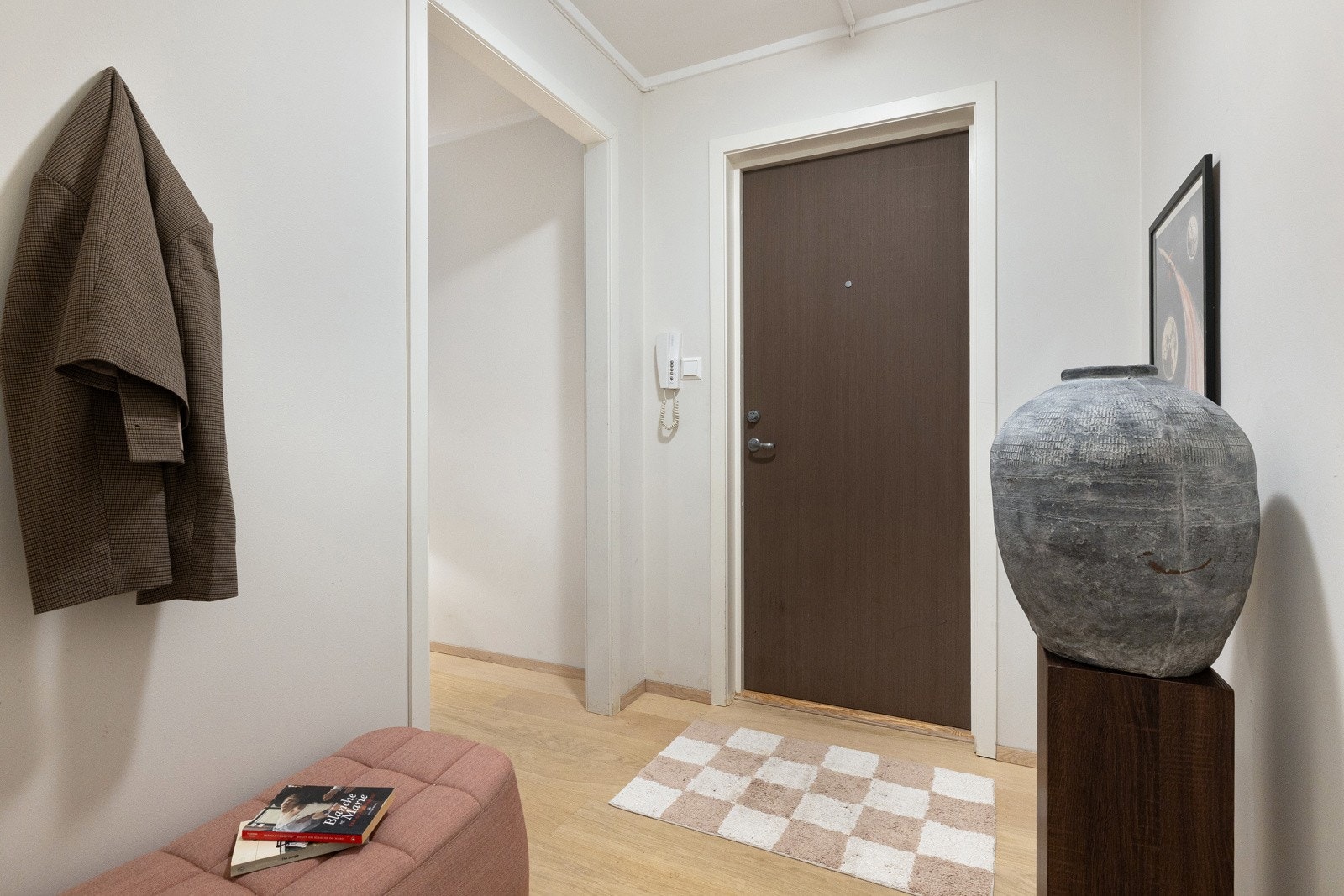 elkommen inn - Leiligheten har en god intern beliggenhet i byggets 4. etasje med heisadkomst. Galleribilde