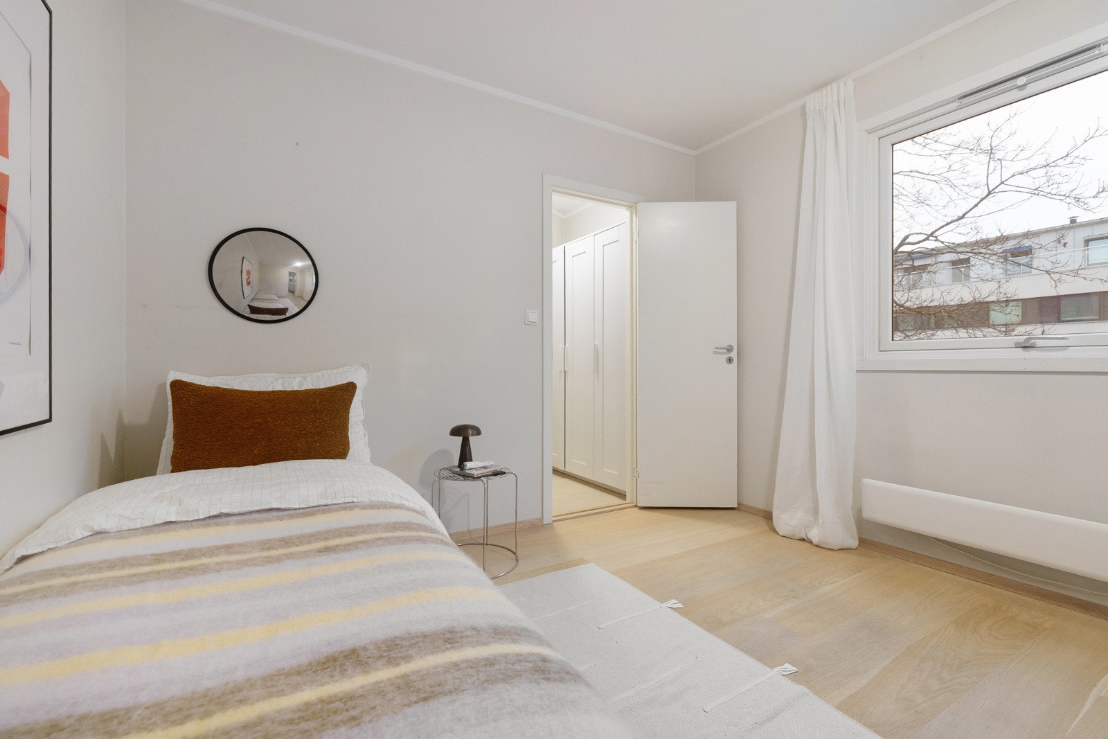 Praktisk med innvendig bod med adkomst fra soverommet. Galleribilde