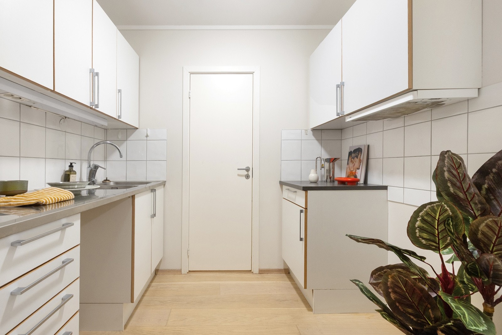 Kjøkkeninnredning med glatte laminerte fronter og laminert benkeplate med ett greps blandebatteri fra Mora. Galleribilde