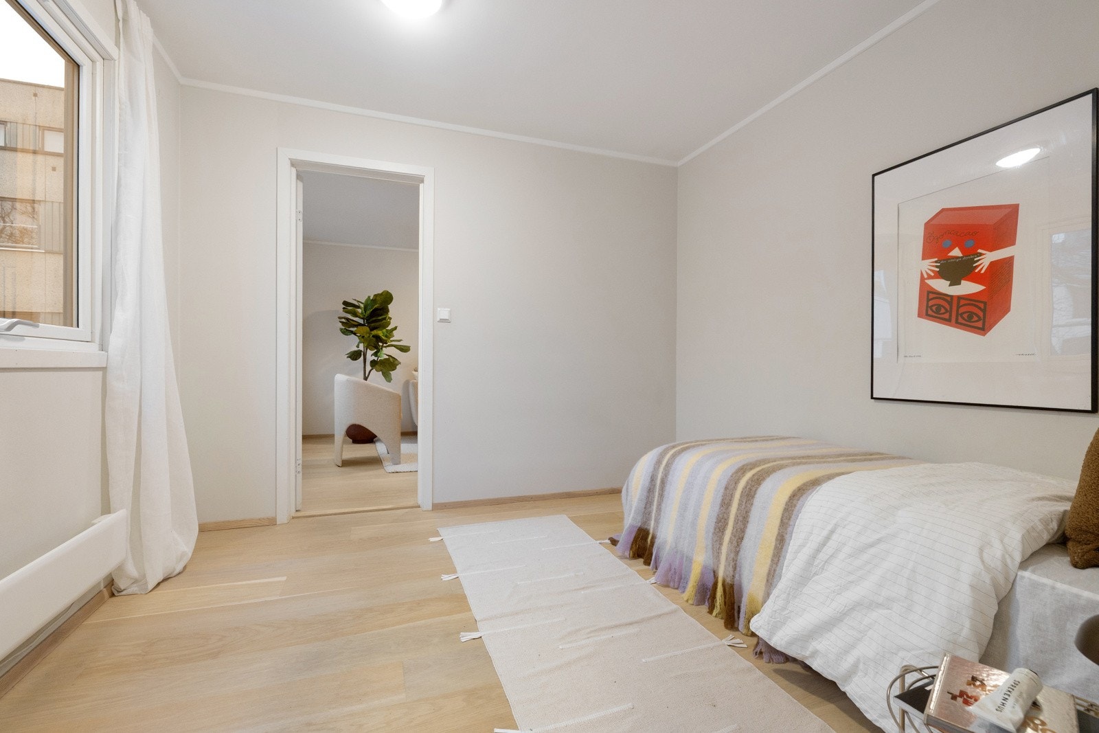 Her er det god plass til dobbeltseng og nattbord. Galleribilde