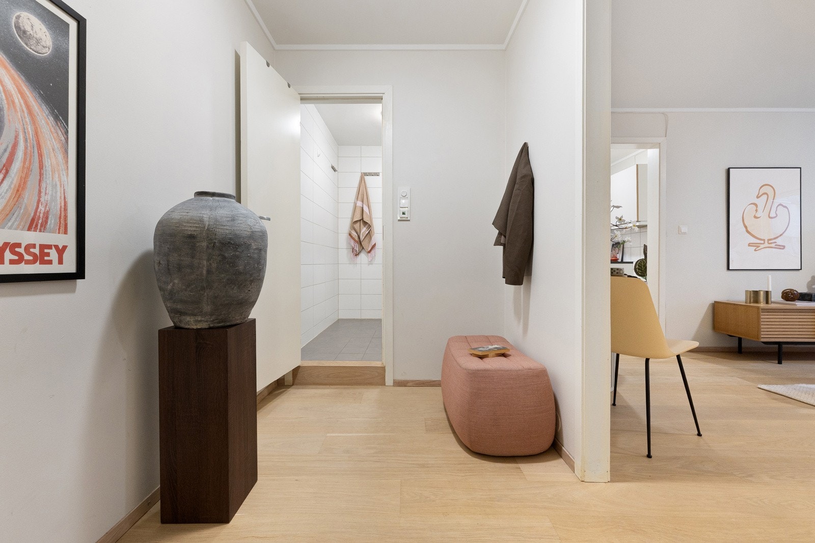 Entréen fremstår lys, med god plass til knaggrekke og skohylle. Galleribilde