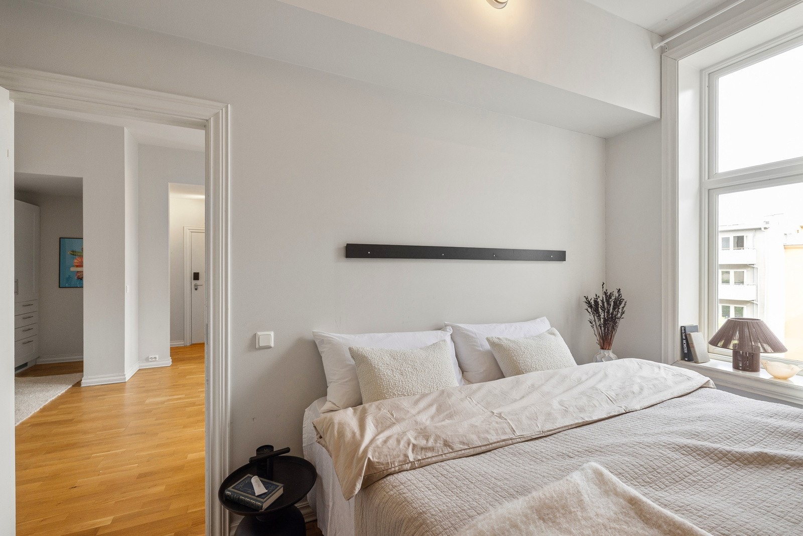 Store vindusflater slipper inn rikelig med naturlig lys. Galleribilde