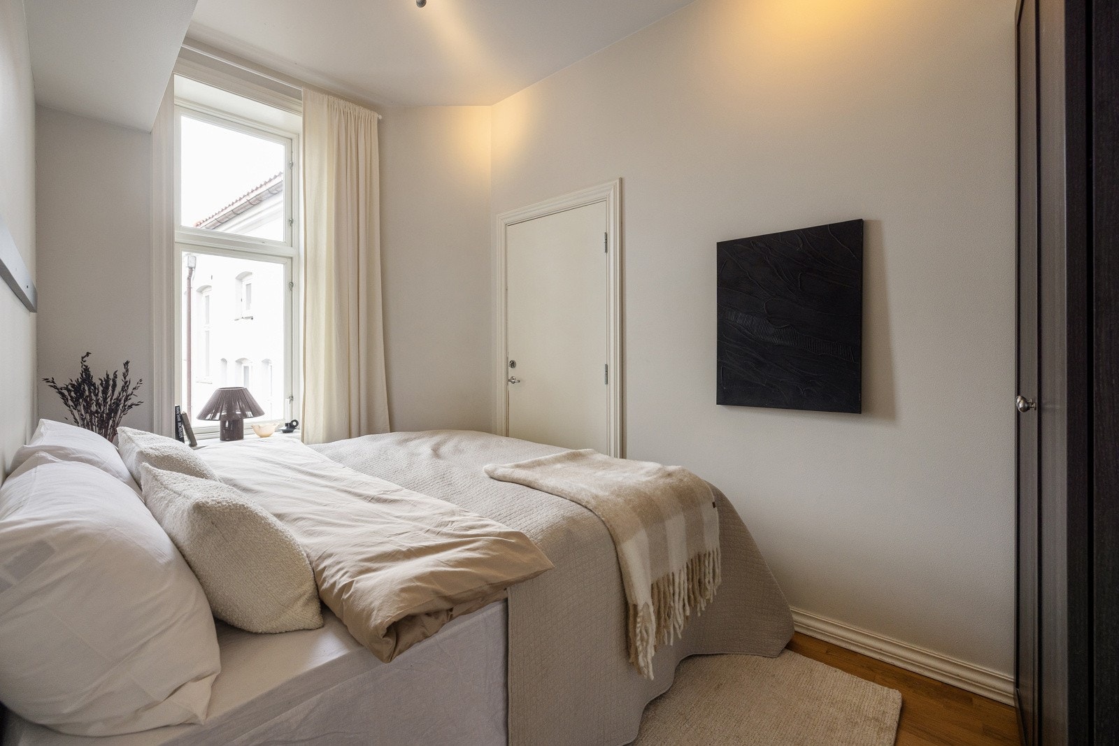 Soverommet har god plass til dobbeltseng med nattbord på hver side. Galleribilde