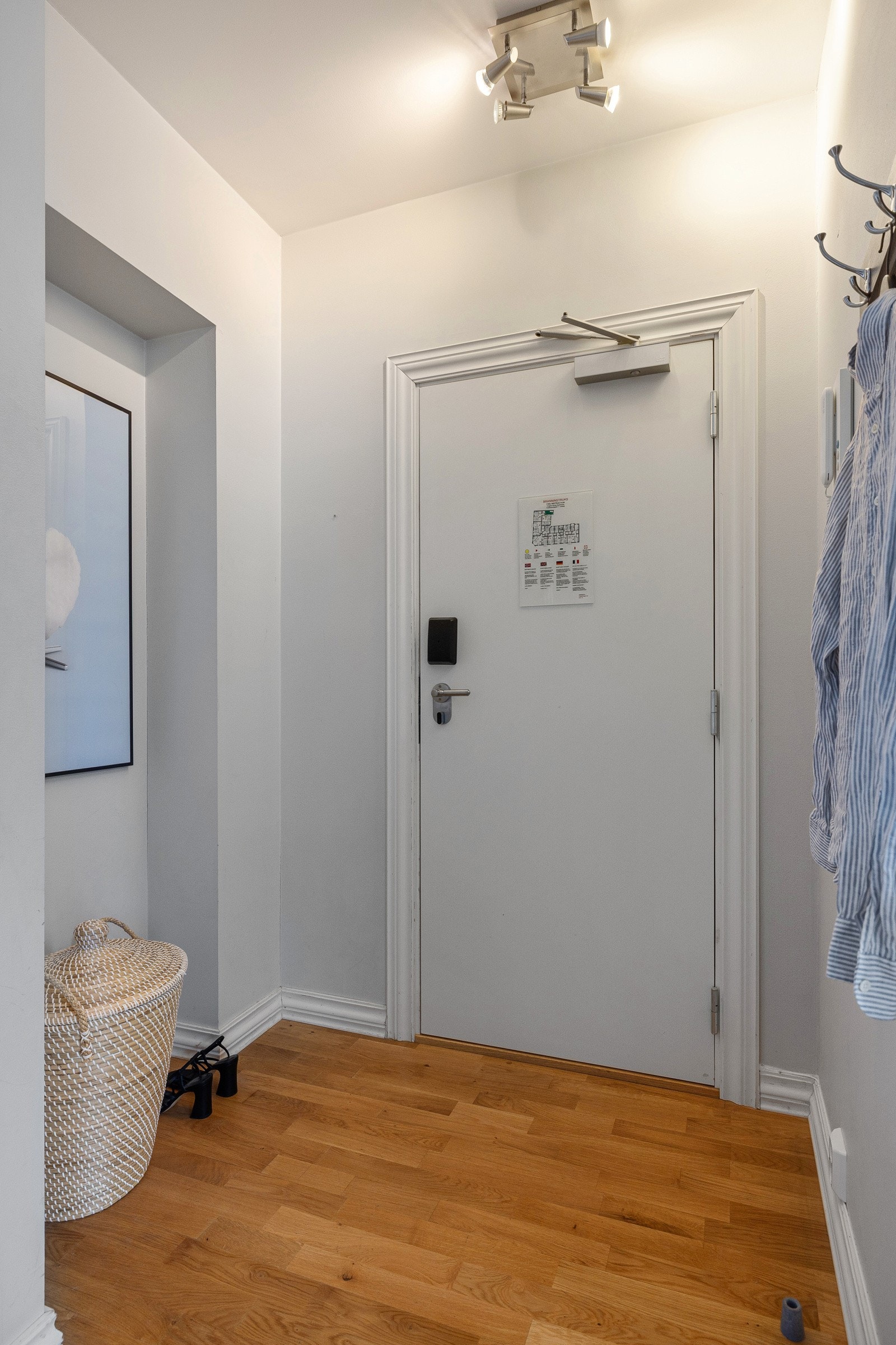 Leiligheten har en innbydende entre med plass til skohylle, knaggrekke, kommode etc. Galleribilde