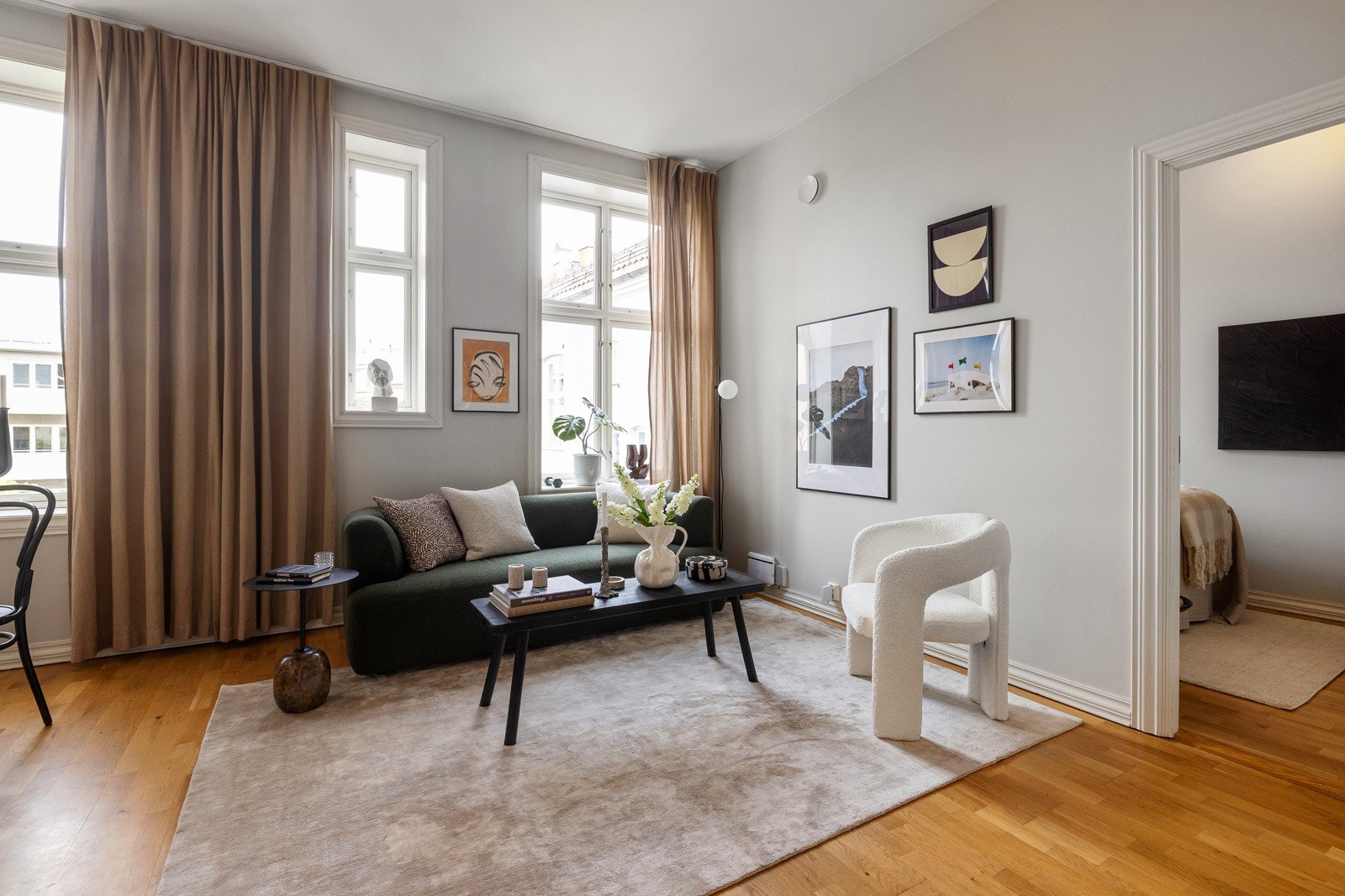 Her er det gode møbleringsmuligheter med plass til sofagruppe med tilhørende møblement. Galleribilde