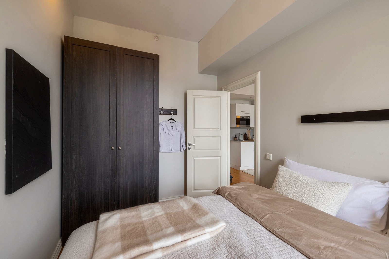 Innredet med garderobeskap. Galleribilde