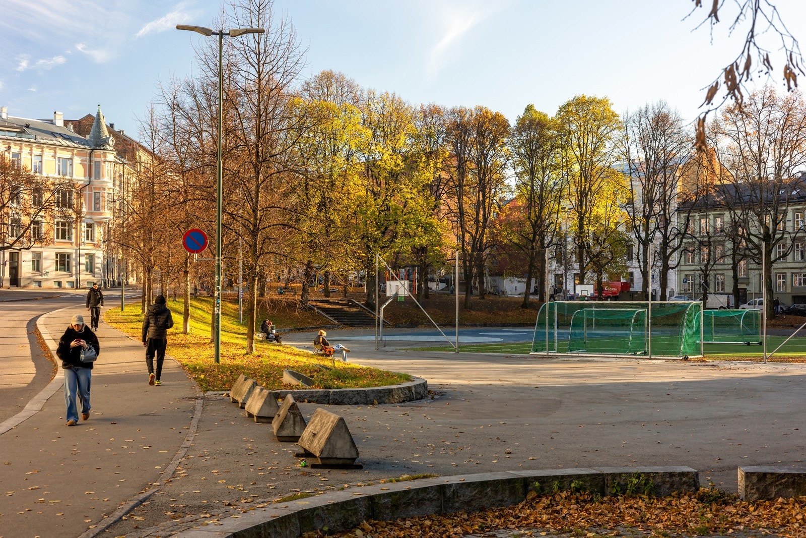 Leiligheten ligger rett ovenfor Bislett basketbane og lekeplass. Galleribilde