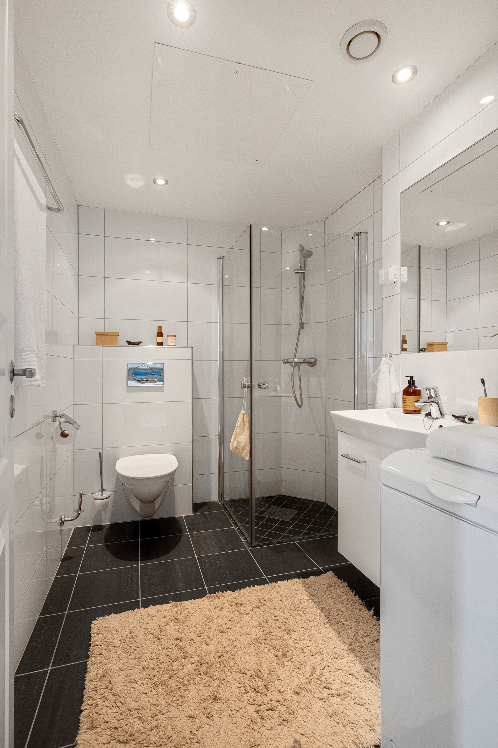 Badet er romslig og flislagt, med behagelig gulvvarme. Galleribilde