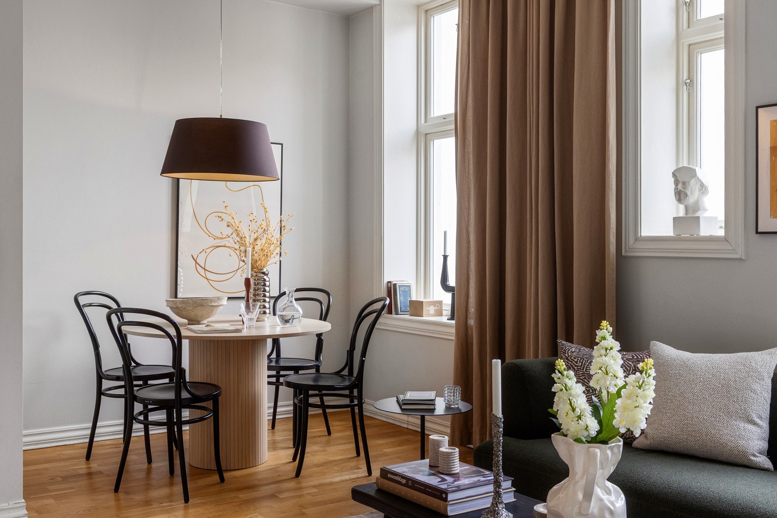 Det er også plass til spisebord. Galleribilde