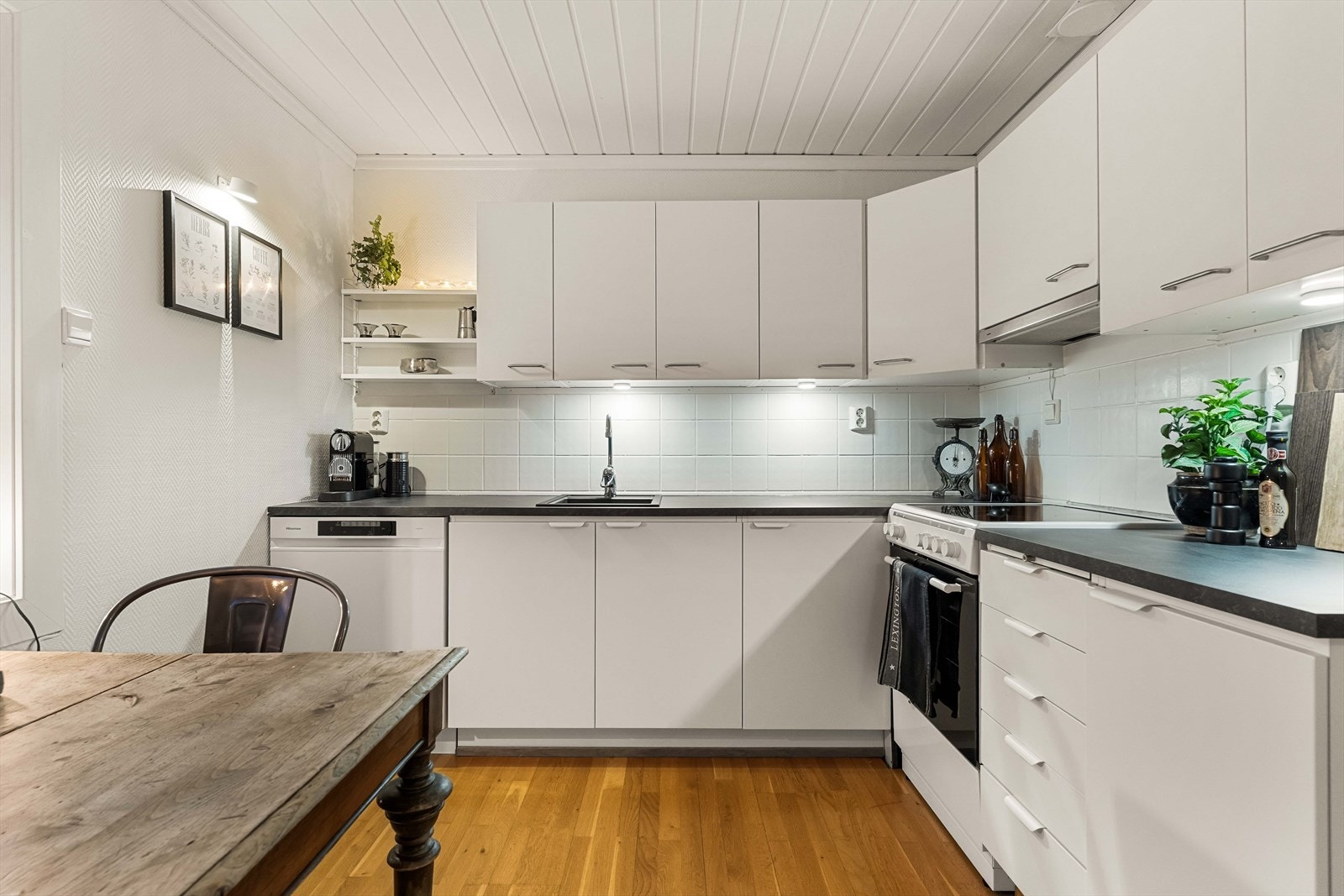 Kjøkkenet har ventilator med kullfilter. For øvrig god skap- og benkeplass. Galleribilde