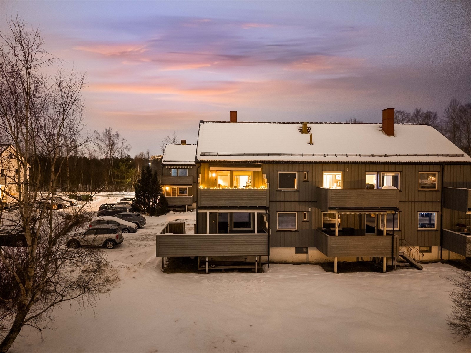 Leilighetsbygget fra 1954 har felles parkering. Galleribilde