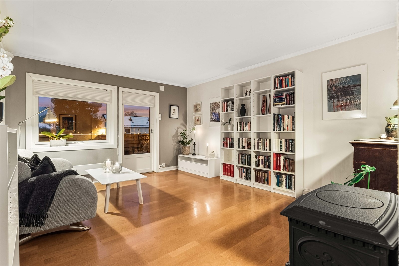 Store vinduer gir godt lysinnslipp og utsyn mot nærområdet. Galleribilde