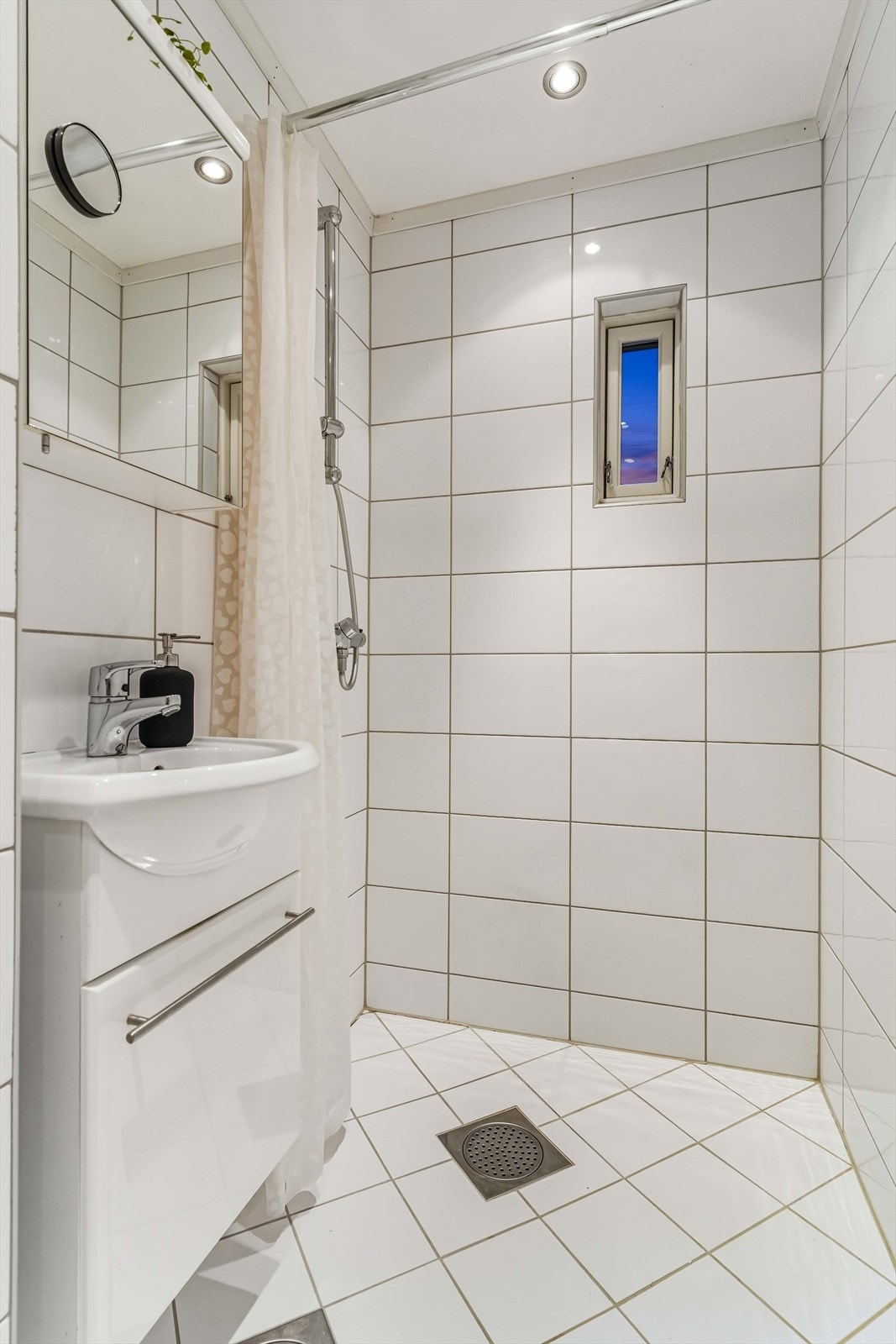 Innredet med dusj og servant med speil. Galleribilde