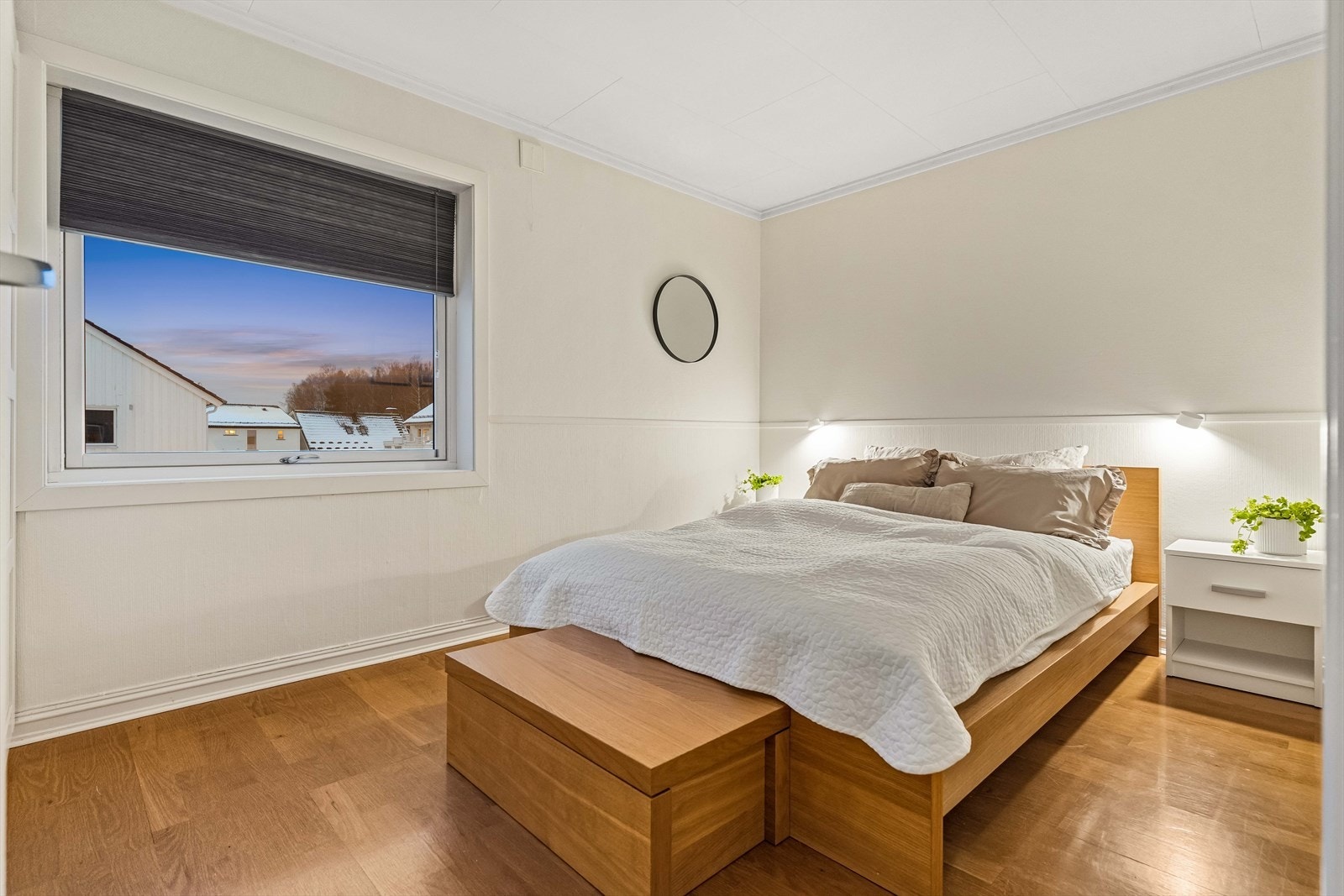 Romslig soverom med god plass til seng, nattbord og annet ønskelig møblement. Galleribilde