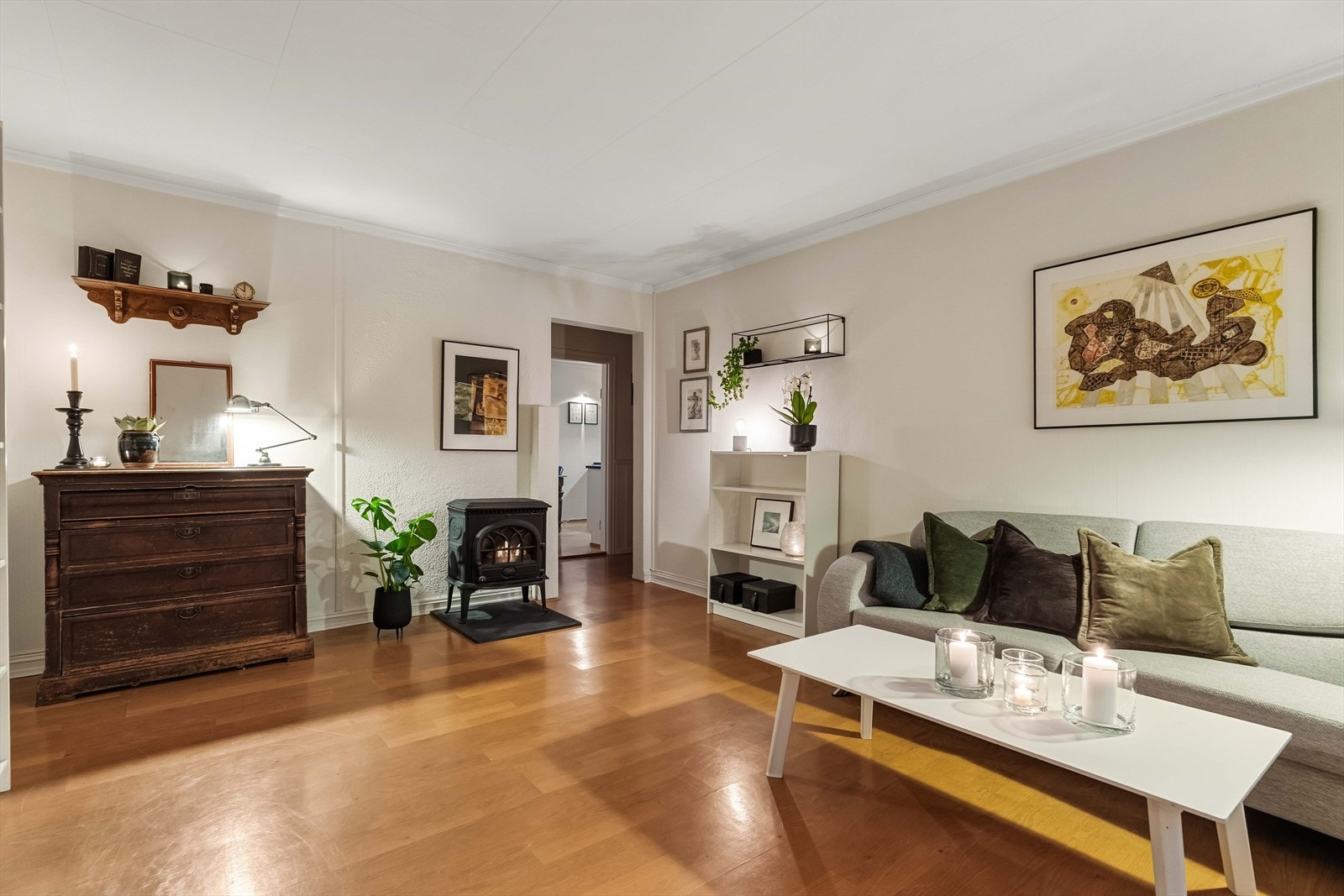 Plass til både sittegruppe og oppbevaring gir praktisk bruk av stuearealet. Galleribilde